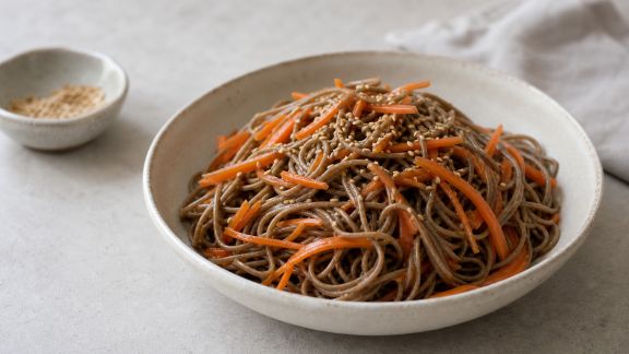 Wok de nouilles soba, carottes et sésame torréfié