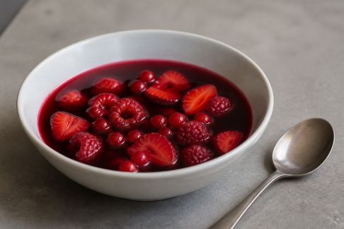 Soupe de fruits rouges au vin doux : dessert léger et chic
