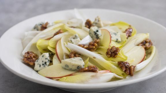 Salade d’endives, pommes et bleu avec noix caramélisées