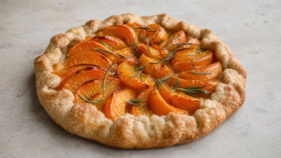 Tarte rustique abricots et romarin : simplicité parfumée