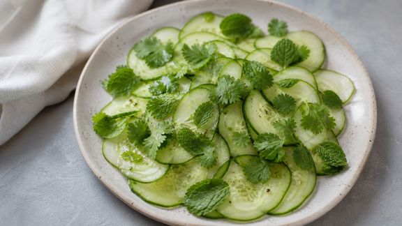 Carpaccio de concombre, menthe et coriandre fraîche