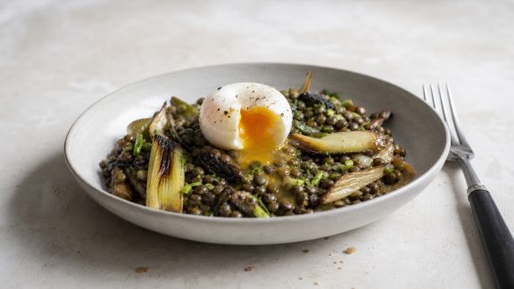 Salade tiède de lentilles, poireaux rôtis et œuf mollet