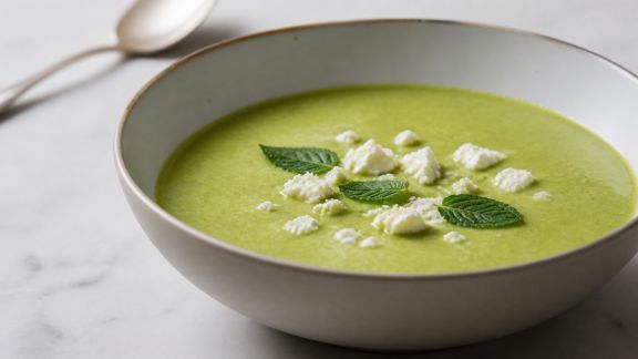 Crème froide de petits pois à la menthe et feta émiettée