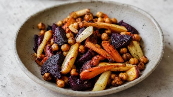 Poêlée de légumes racines rôtis et pois chiches grillés