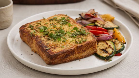 Pain perdu salé aux herbes fraîches et légumes grillés