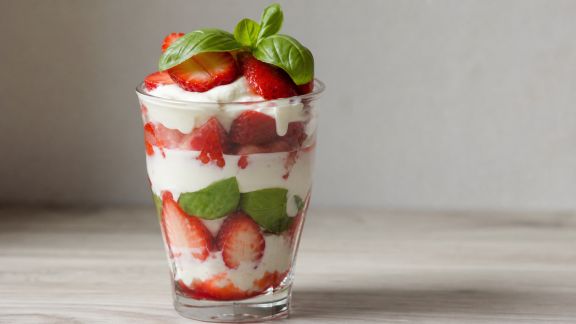 Parfait glacé fraise-basilic : contraste étonnant