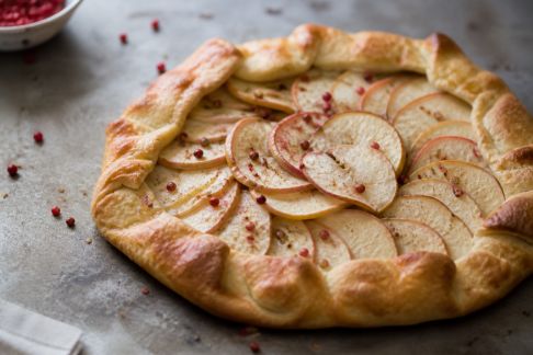 Galette fine pomme-poivre rose : touche moderne