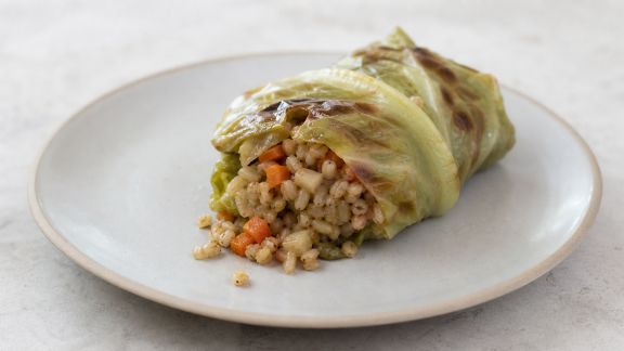 Chou farci végétarien aux céréales et légumes racines