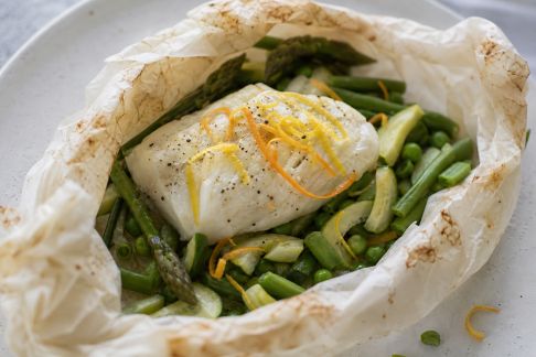 Papillote de cabillaud aux légumes verts et zestes d’agrumes