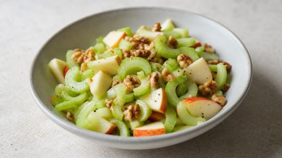 Salade de céleri, pommes et noix croustillantes
