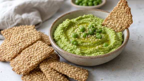 Houmous de petits pois et crackers au sésame maison