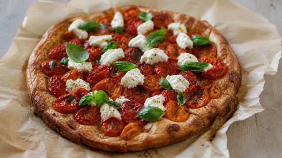 Tarte fine aux tomates confites, chèvre frais et basilic