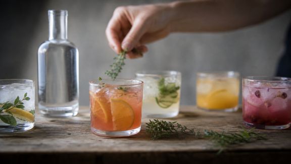 Cocktails et gin artisanaux : sublimer les spiritueux locaux