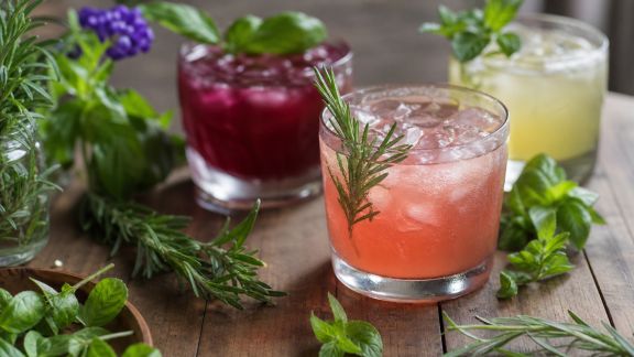 Cocktails aromatiques : jouer avec les herbes du jardin