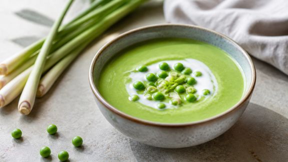 Velouté de petits pois au lait de coco et citronnelle